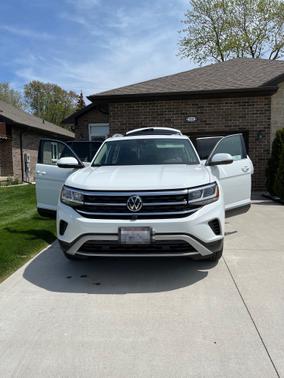 Photo 5 of 13 of 2021 Volkswagen Atlas 3.6L SEL Premium